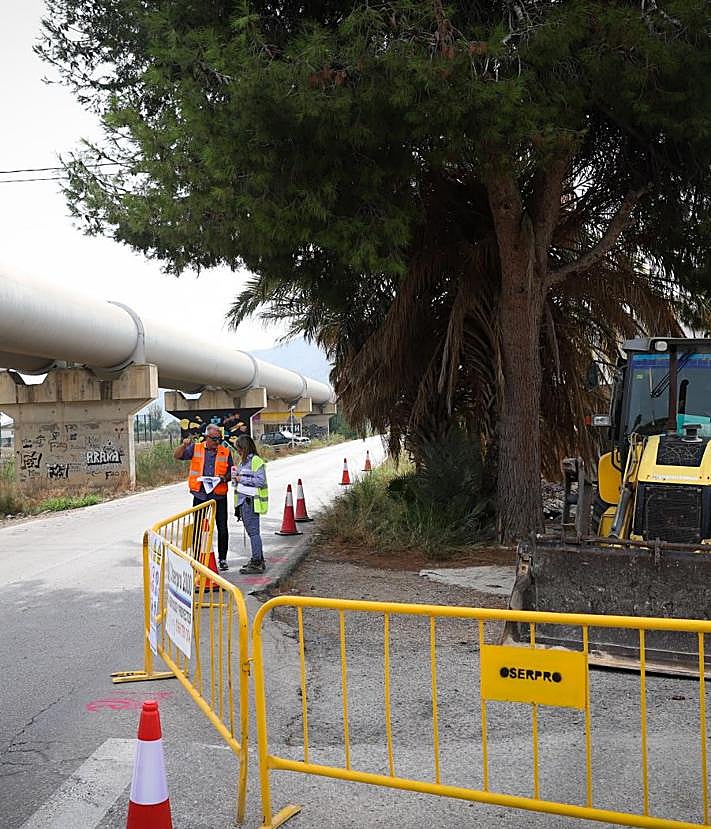 Imagen secundaria 2 - A la firma del acta de replanteo asistieron el alcalde, Pepe Vegara, el concejal de Infraestructuras, Víctor Valverde, y la edil de Seguridad Ciudadana, Mónica Pastor, así como algunos alcaldes pedáneos.