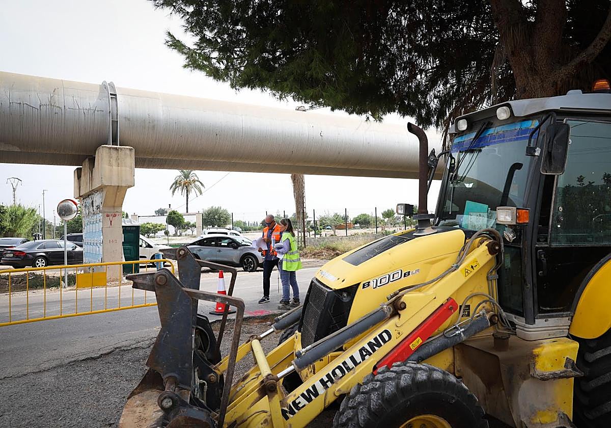 Las máquinas hacían acto de presencia, este martes, junto a los tubos del Trasvase.