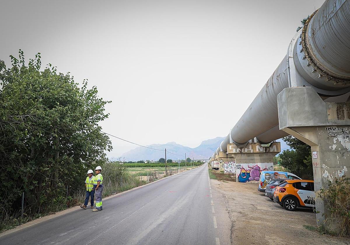 Imagen principal - A la firma del acta de replanteo asistieron el alcalde, Pepe Vegara, el concejal de Infraestructuras, Víctor Valverde, y la edil de Seguridad Ciudadana, Mónica Pastor, así como algunos alcaldes pedáneos.