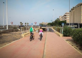 Carril bici que discurre en paralelo a la N-332 a la altura de La Mata.