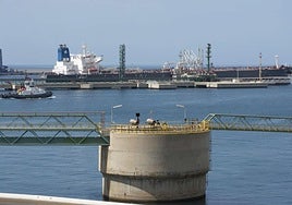 Un petrolero, durante una operación de descarga en la prolongación del muelle de Escombreras.