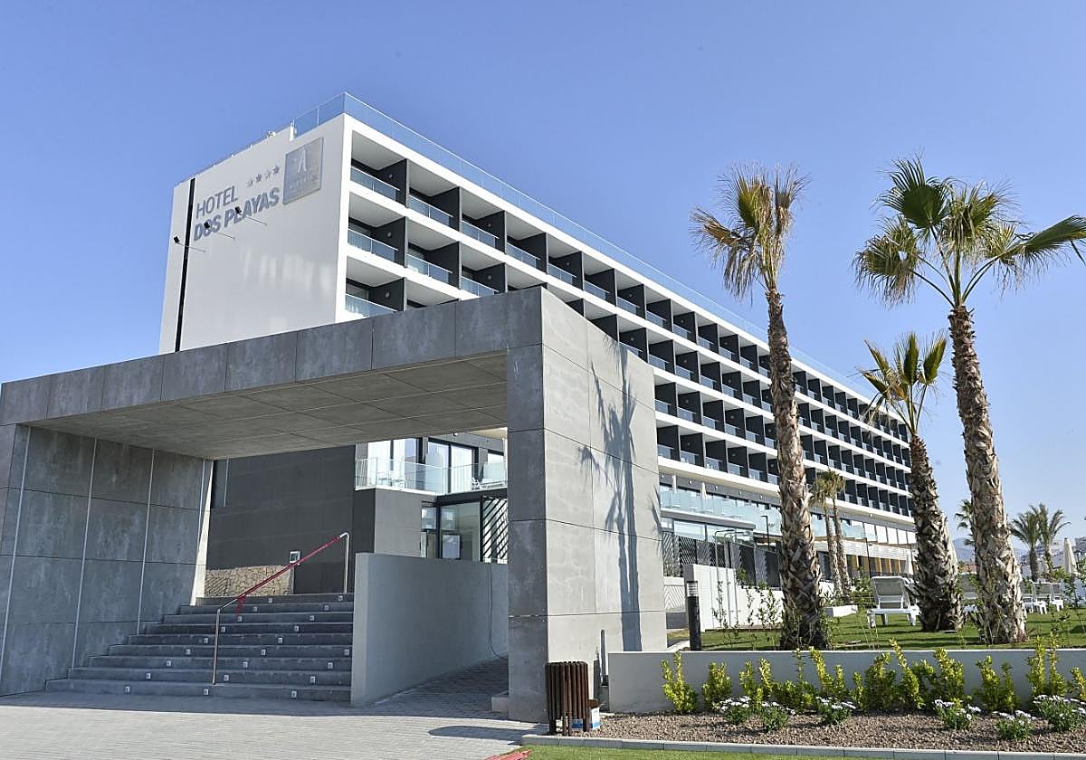 Acceso principal al hotel Dos Playas, en Puerto de Mazarrón, en una foto de archivo.