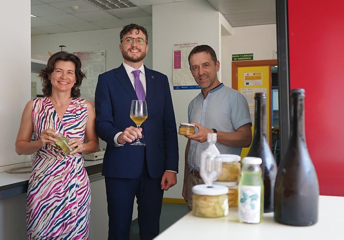 José Ángel Salas, en el centro, junto a los directores de su tesis, Encarna Aguayo y Andrés Conesa, sostienen los productosque han desarrollado.