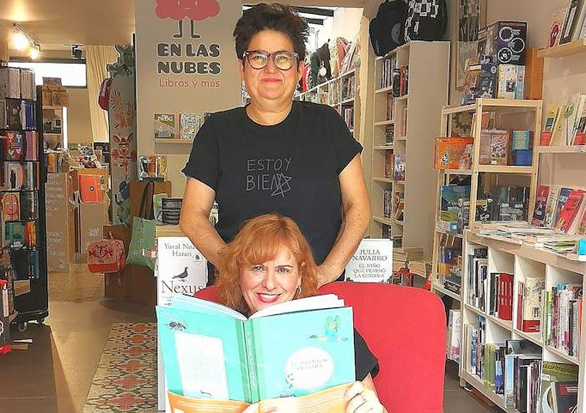 Isabel y Emilia, socias cooperativas de 'En las nubes, libros y más' en su nuevo emplazamiento en Bullas .