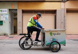 Bici Go es una empresa de reparto de mensajería. Contrata a trabajadores en riesgo de exclusión y les da formación y apoyo psicosocial. En la imagen Vlady Marchenco iniciando su jornada en Alcantarilla.