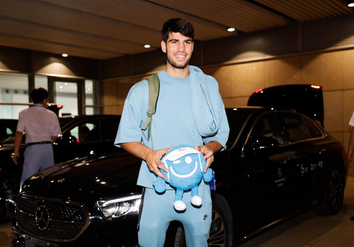 Carlos Alcaraz, este martes, a su llegada al aeropuerto de Pekín.