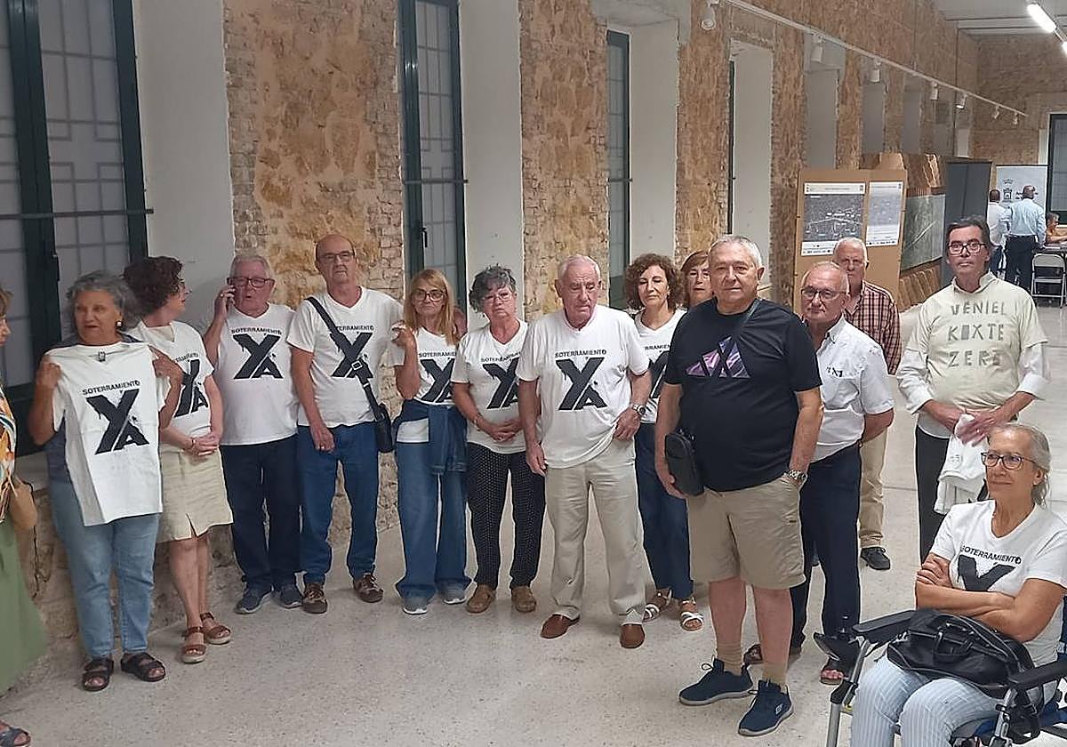 Miembros de la Plataforma ProSoterramiento expulsados del ágora.