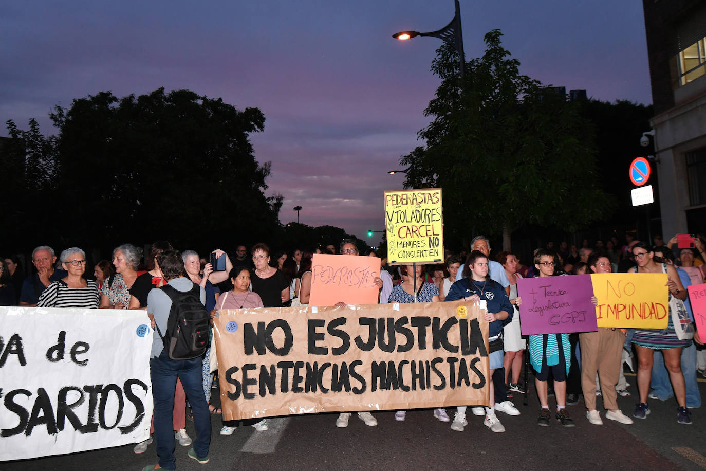 Las imágenes de la protesta en Murcia contra las penas a los empresarios de la red de prostitución de menores