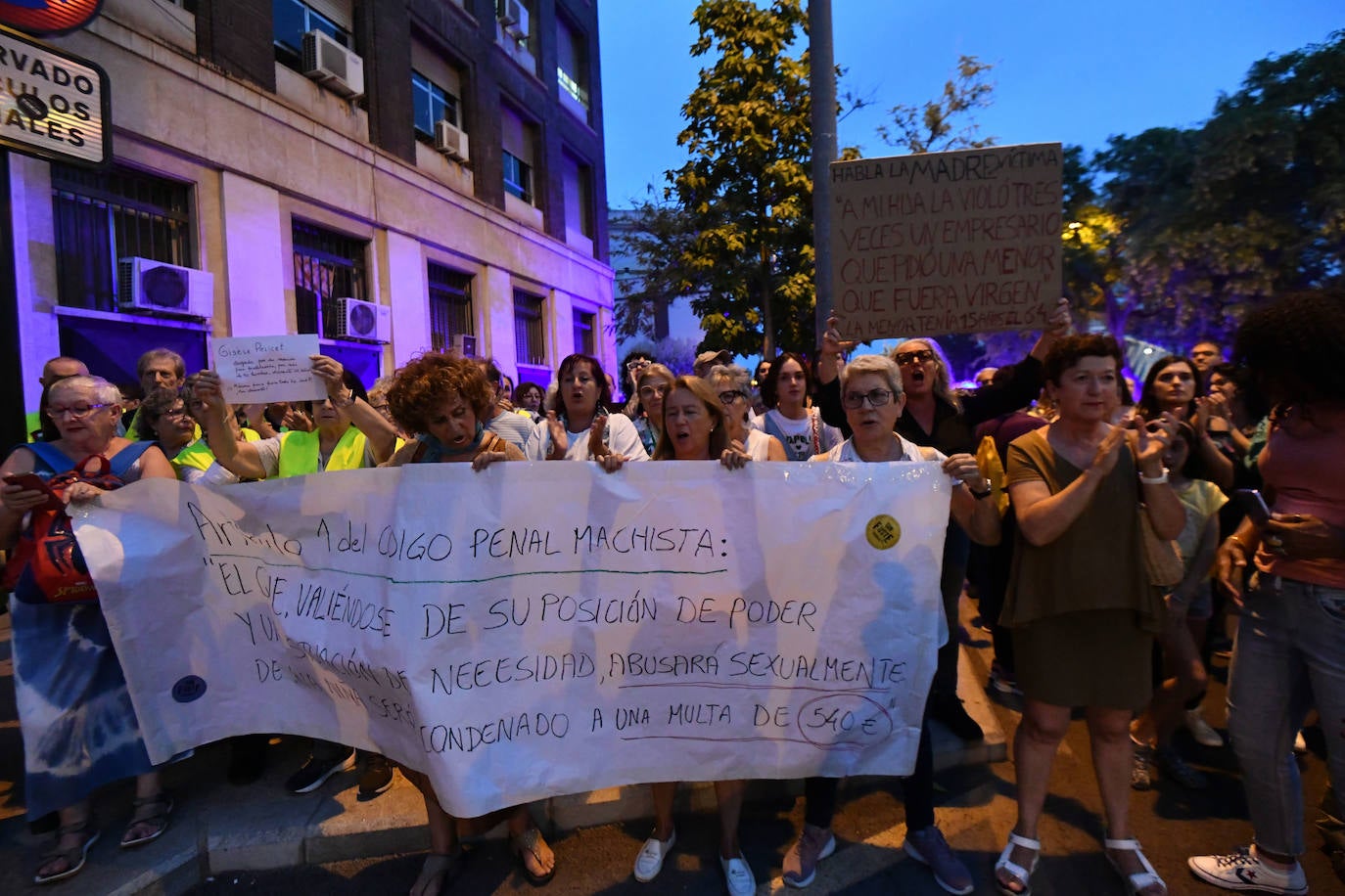 Las imágenes de la protesta en Murcia contra las penas a los empresarios de la red de prostitución de menores