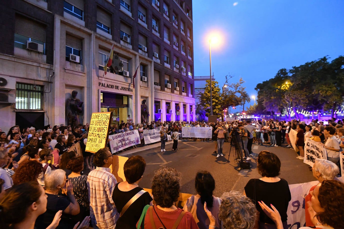 Las imágenes de la protesta en Murcia contra las penas a los empresarios de la red de prostitución de menores