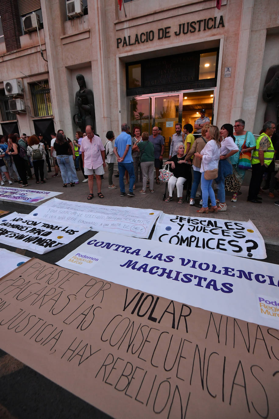 Las imágenes de la protesta en Murcia contra las penas a los empresarios de la red de prostitución de menores