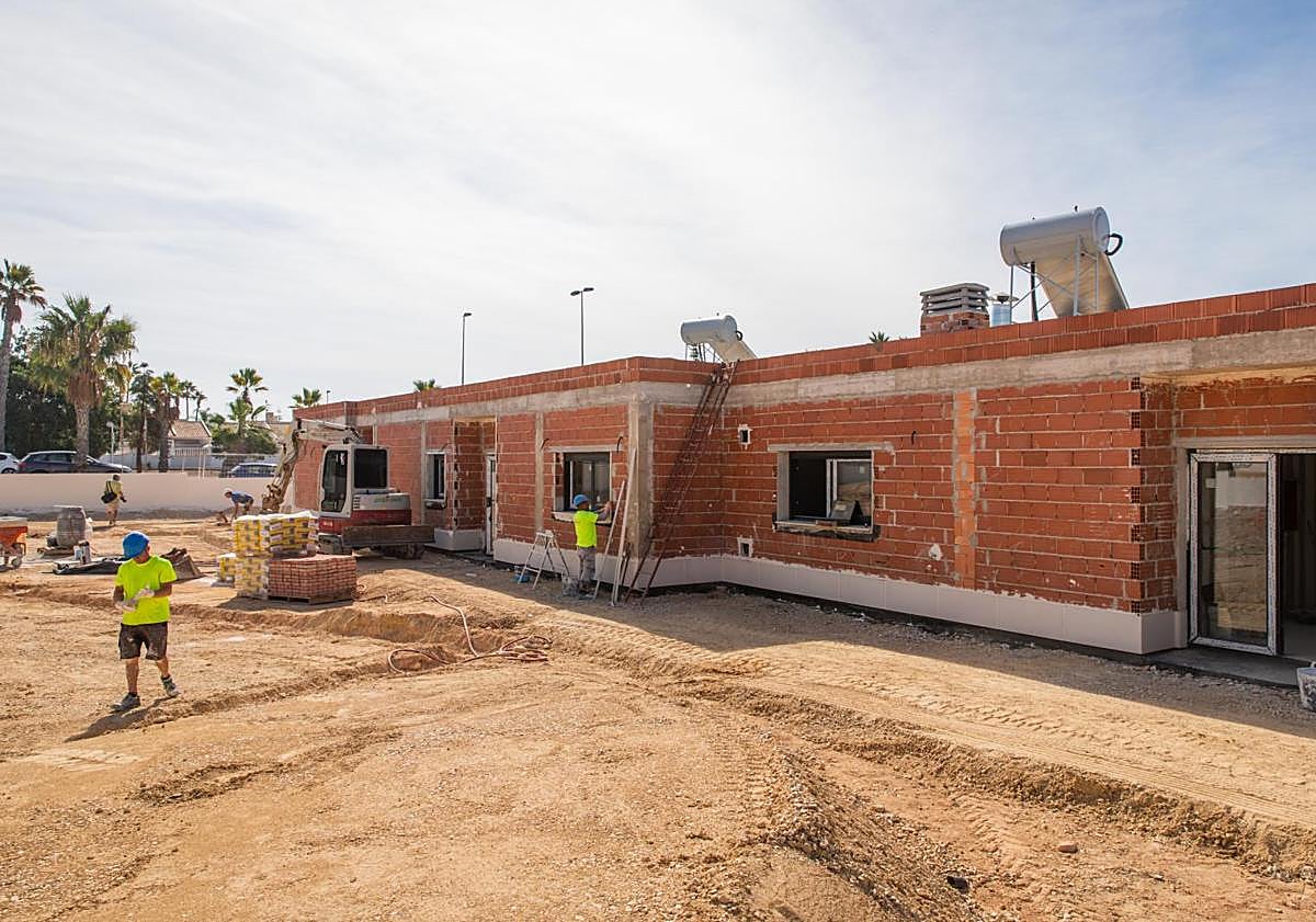 Imagen principal - Los obreros, este miércoles, enfangadas en enlucir las paredes exteriores e interiores.