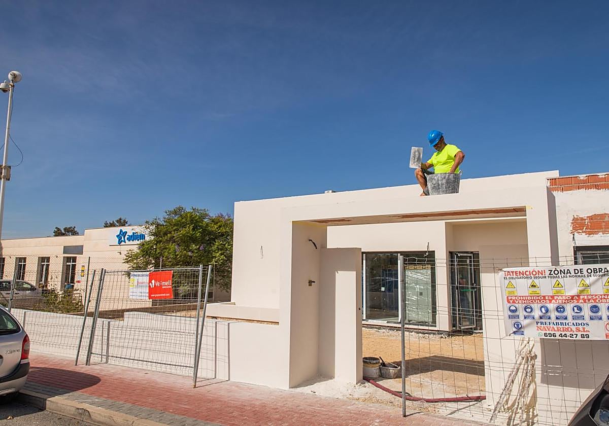 Un obrero remataba, este miércoles, el arco principal de acceso a las nuevas instalaciones de Adiem.