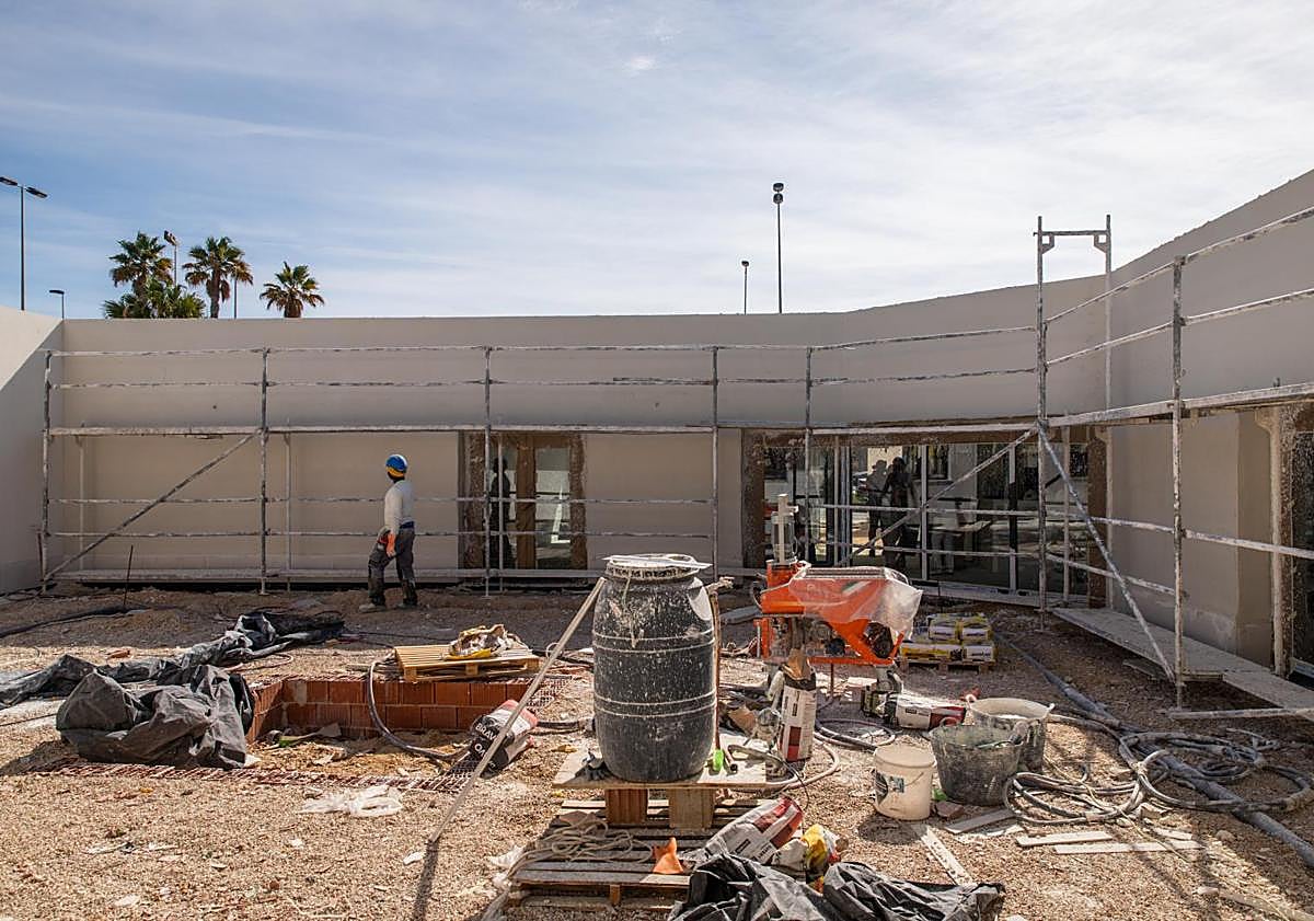 Imagen principal - Las dependencias están distribuidas en torno a un patio central para dar luminosidad a todos los espacios.