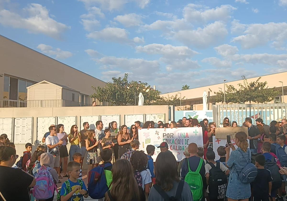 Padres y profesores concentradas esta semana frente a las puertas del colegio Playas de Orihuela.