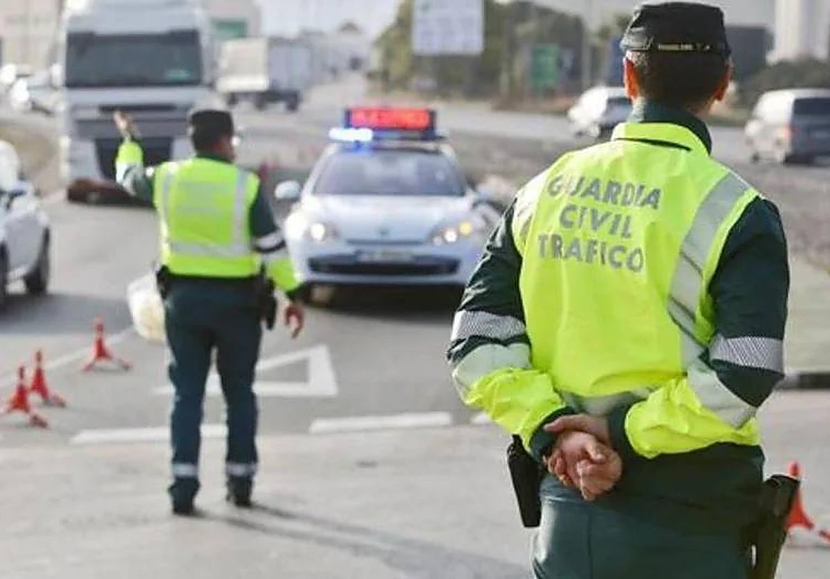 Agentes de la Guardia Civil de Tráfico en un control, en imagen de archivo.