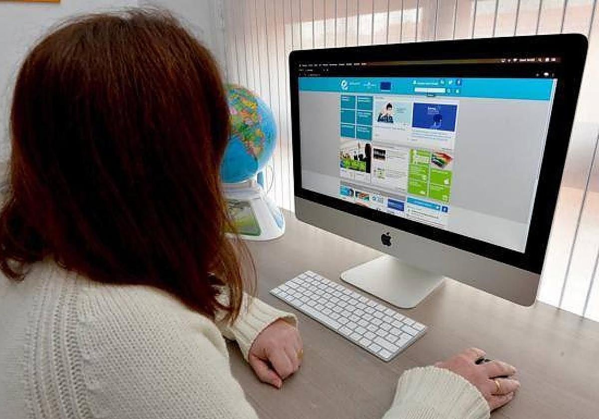 Una mujer utilizando un ordenador, en una imagen de archivo.