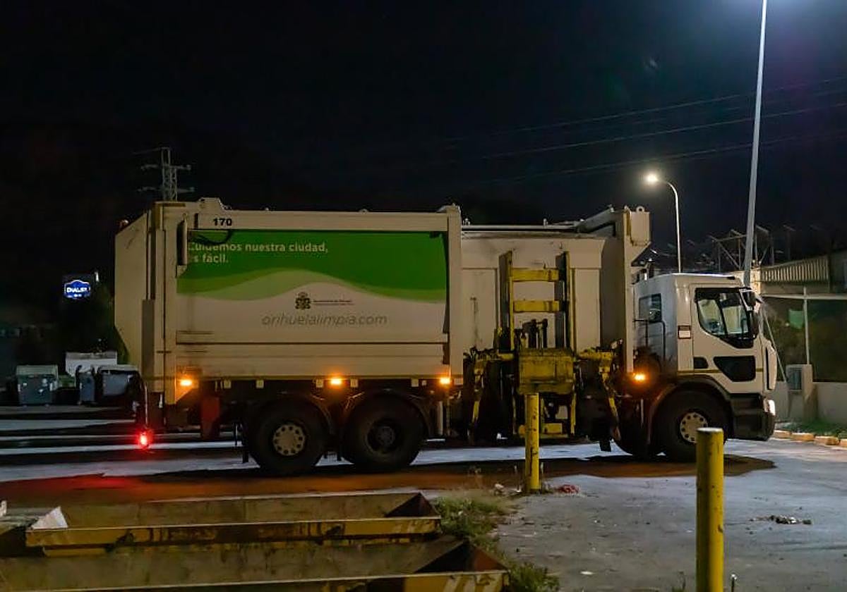 Camión de basura aparcado en la campa del polígono industrial Puente Alto.