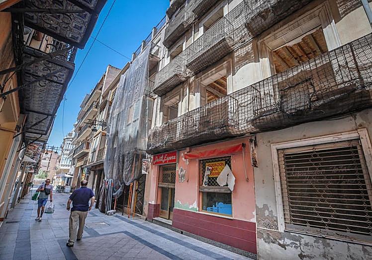 El edificio que albergaba Novedades Ocetta quedó con su obra paralizada el año pasado.