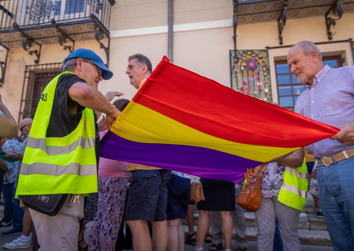 Imagen secundaria 1 - Ambiente, a la salida de la votación, en la plaza del Carmen, junto al Ayuntamiento.