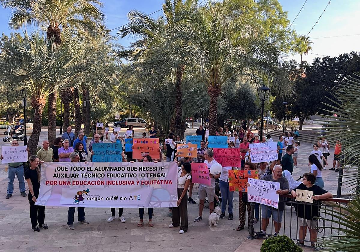 Concentración frente al Ayuntamiento, ayer por la tarde.