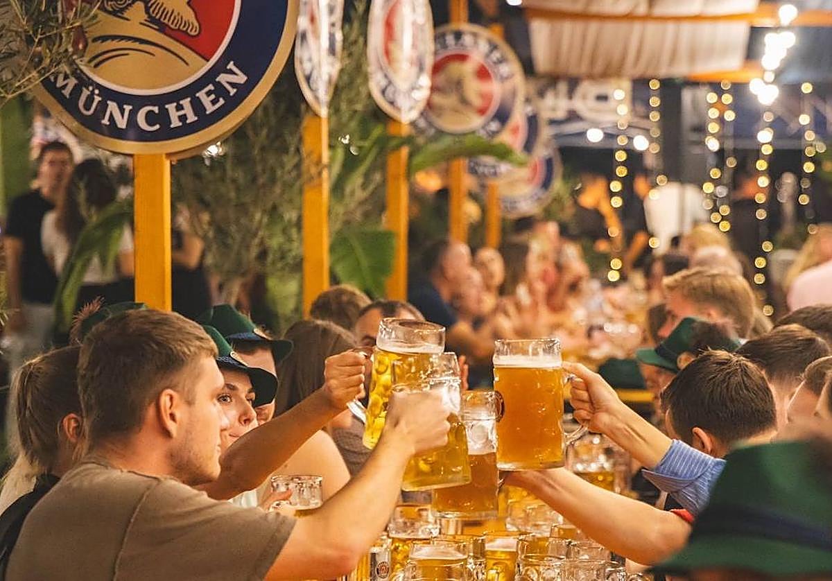 Asistentes brindan con jarras de cerveza durante una pasada edición del evento.