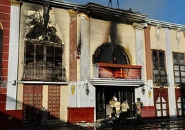 Bomberos trabajan en la discoteca Teatre tras el incendio que se cobró la vida de 13 personas.