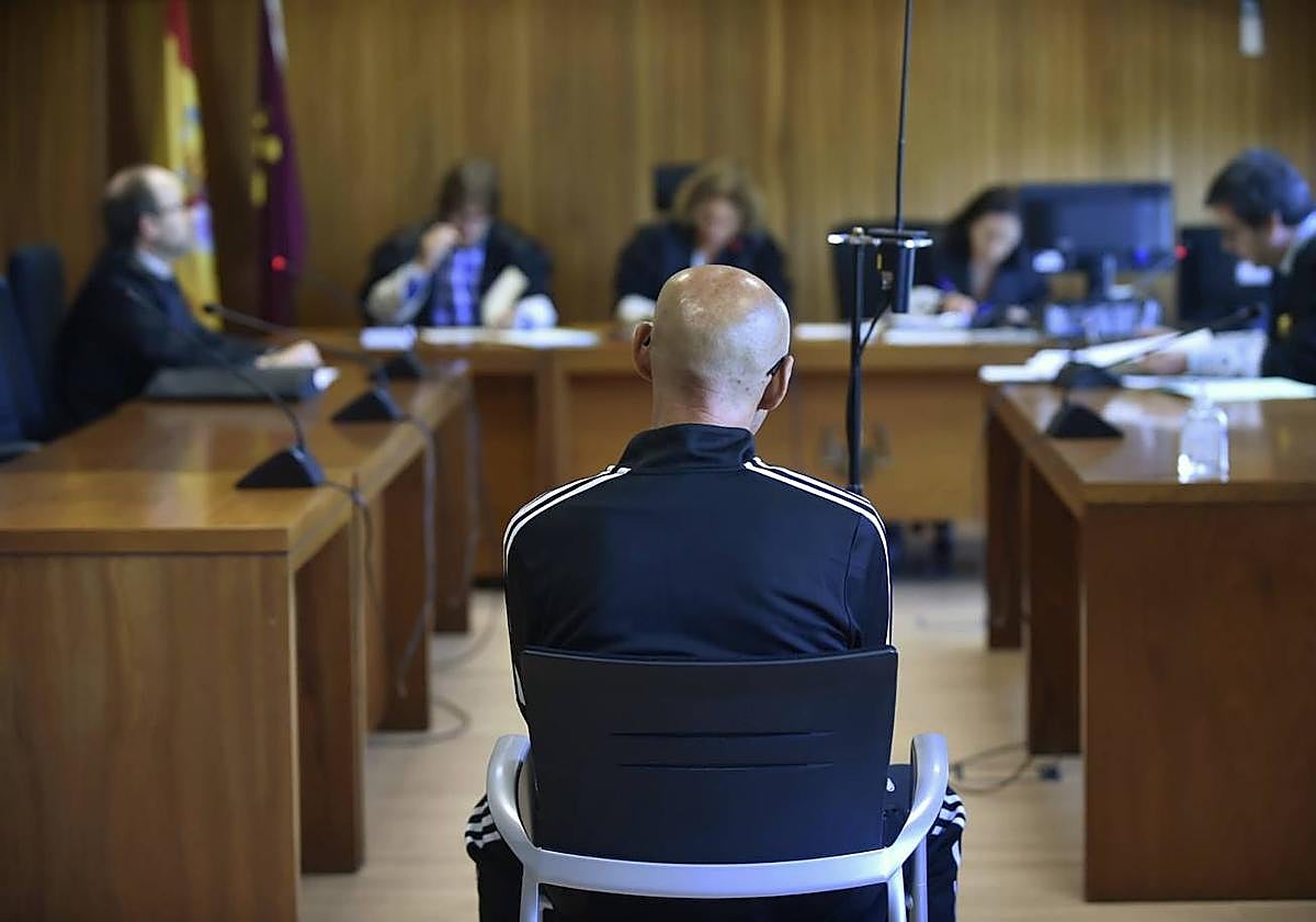 El acusado de incendiar un piso en Cieza, este jueves, en el juicio.