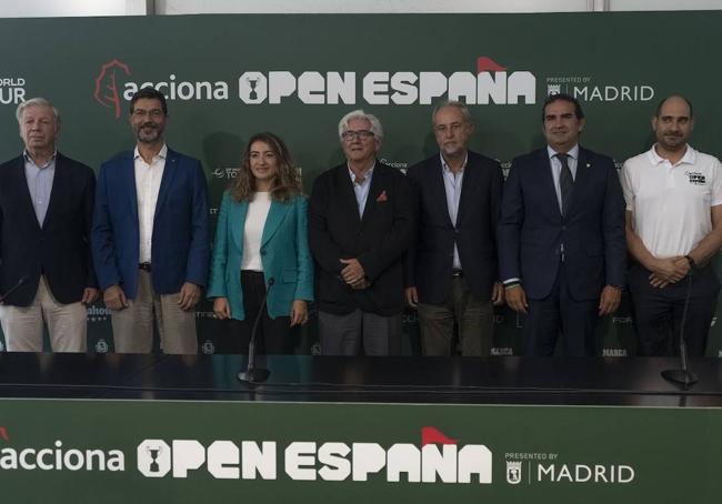 La mesa de presentación del 'Informe sobre los Campos de Golf españoles y su relación con el agua'.