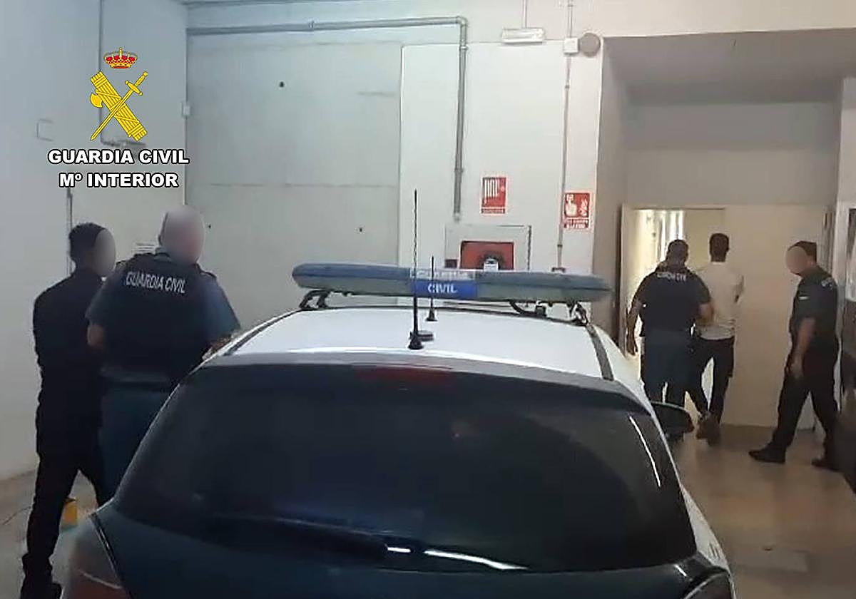 Los agentes trasladan a los detenidos.