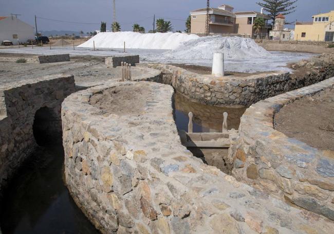 Canales. Conducciones por las que circula el agua para alimentar el sistema.