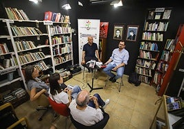 Jorge Carrión y Jesús Montoya ayer en la presentación de 'Las huellas', en la librería circular Libros Traperos, en Murcia.