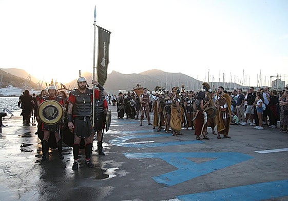 Varios grupos de tropas carthaginesas, en la terminal de cruceros Juan Sebastián Elcano, tras el desembarco.