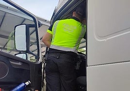 Un agente inspeccionando la cabina del camión.