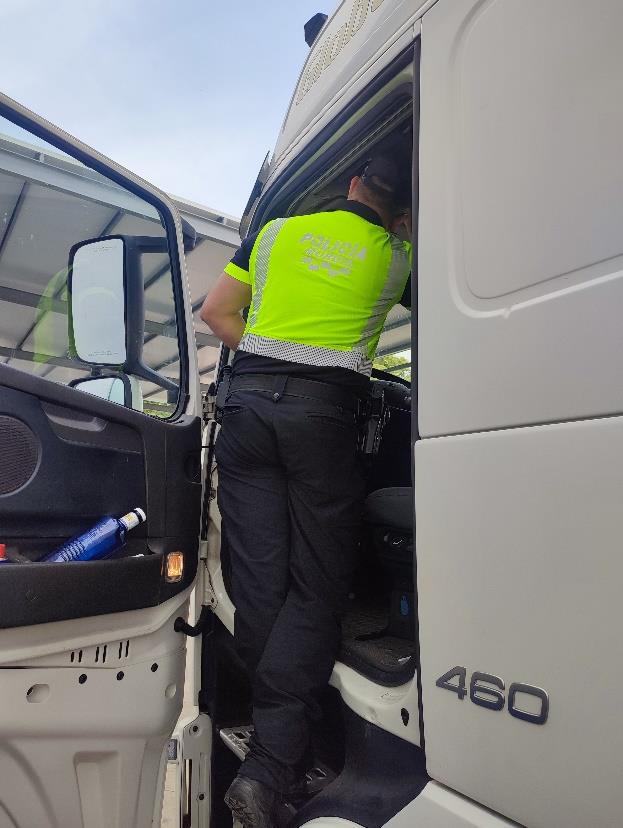 Un agente inspeccionando la cabina del camión.