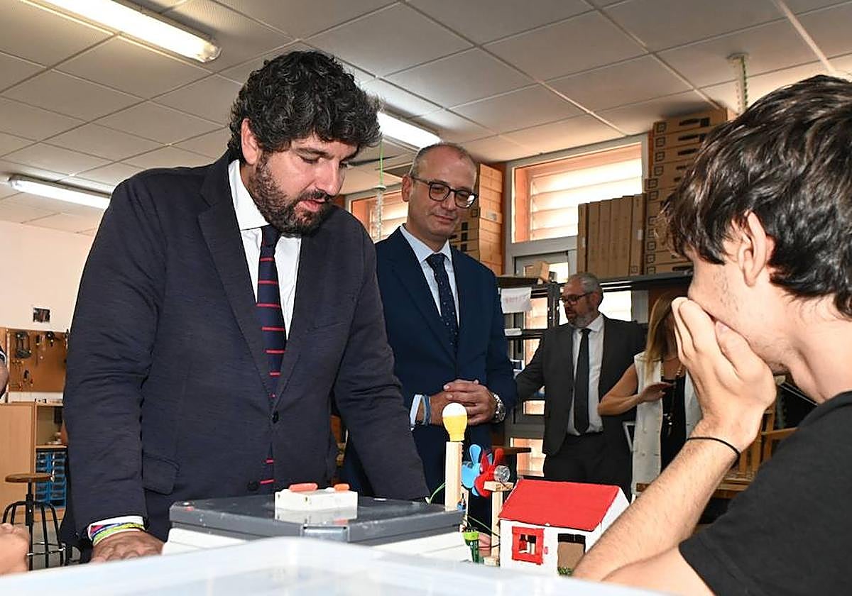 Fernando López Miras anuncia las nuevas tutorías para grupos reducidos.