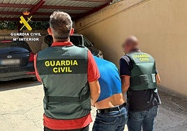 Agentes junto al presunto autor del delito.