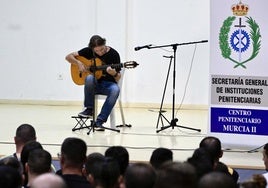 José Antonio Aarnoutse, guitarrista cartagenero, en su concierto en la prisión.