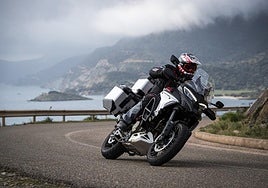 La aptitud 'off-road' aumenta gracias a las llantas de radios aligeradas de serie y las protecciones reforzadas del motor.