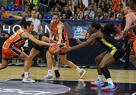Romero y Vitola, del Valencia, y Alarcón y Nelson, del Jairis, pugnan por el control de un balón sin dueña.