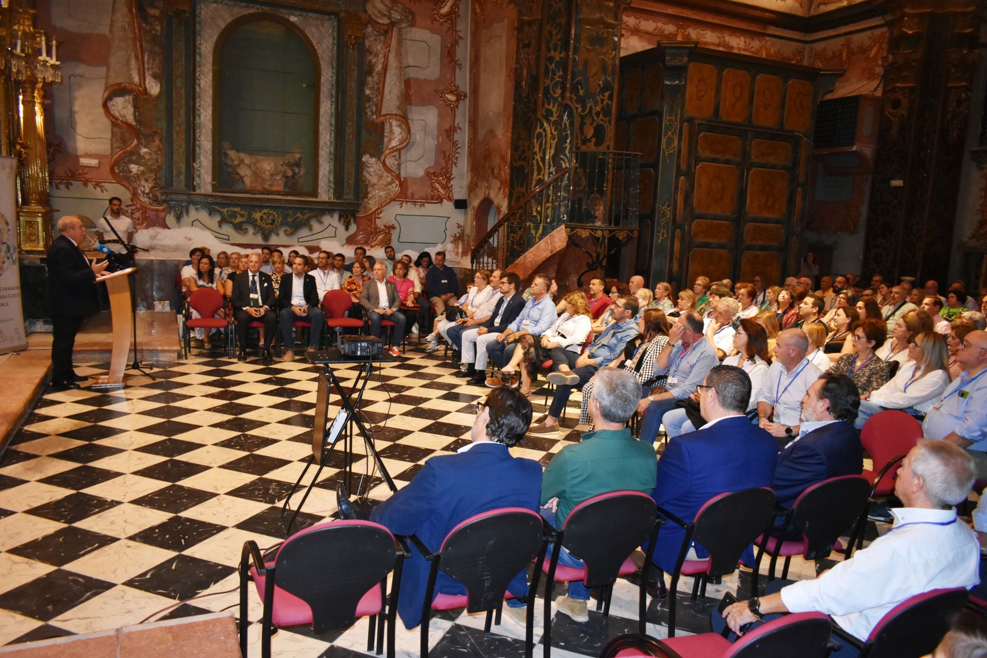 El hermano mayor de la Vera Cruz se dirige a las hermandades en la iglesia de San José.
