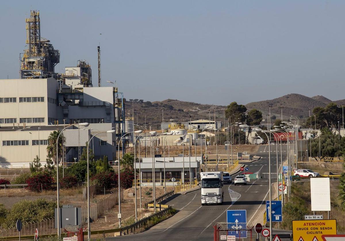 Un camión y una furgoneta salen de las instalaciones de la multinacional Sabic, en La Aljorra, mientras un coche espera para entrar.