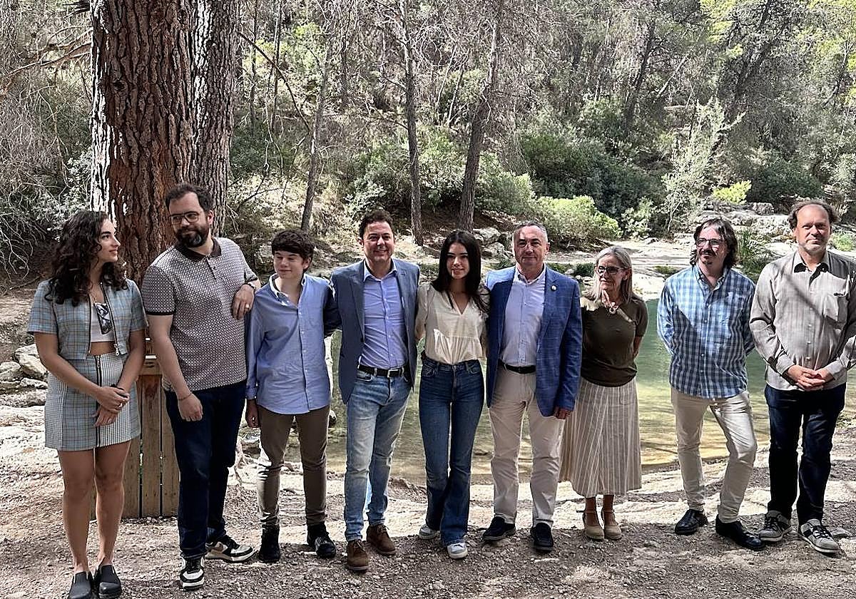 El director del ICA, Manuel Cebrián, con el equipo y actores que han concluido el rodaje de 'Las mantis' en el término municipal de Moratalla.