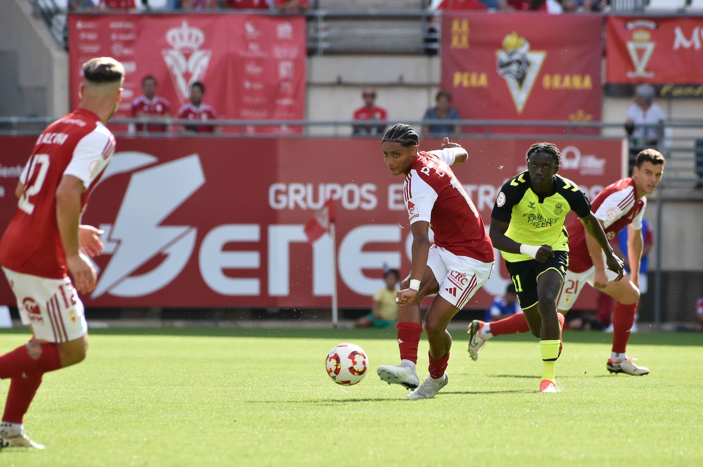 La derrota del Real Murcia frente al Betis Deportivo en el Enrique Roca, en imágenes