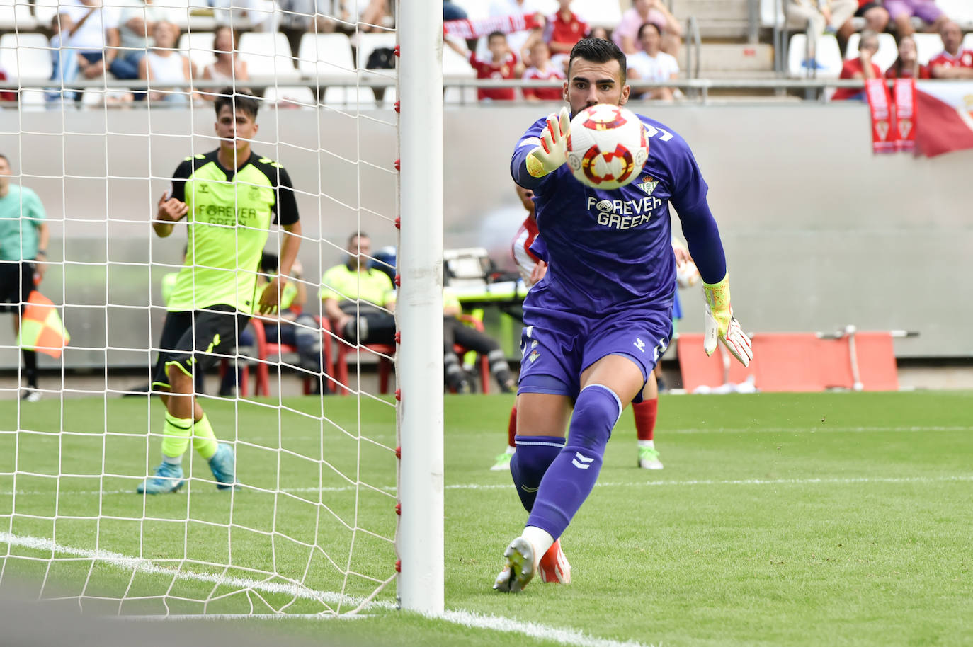 La derrota del Real Murcia frente al Betis Deportivo en el Enrique Roca, en imágenes