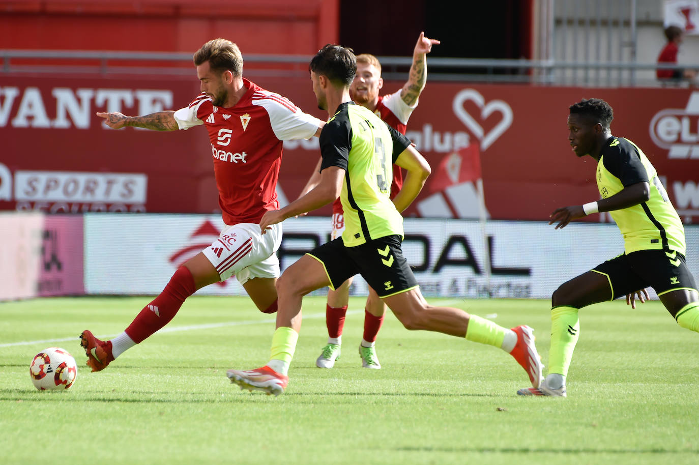 La derrota del Real Murcia frente al Betis Deportivo en el Enrique Roca, en imágenes