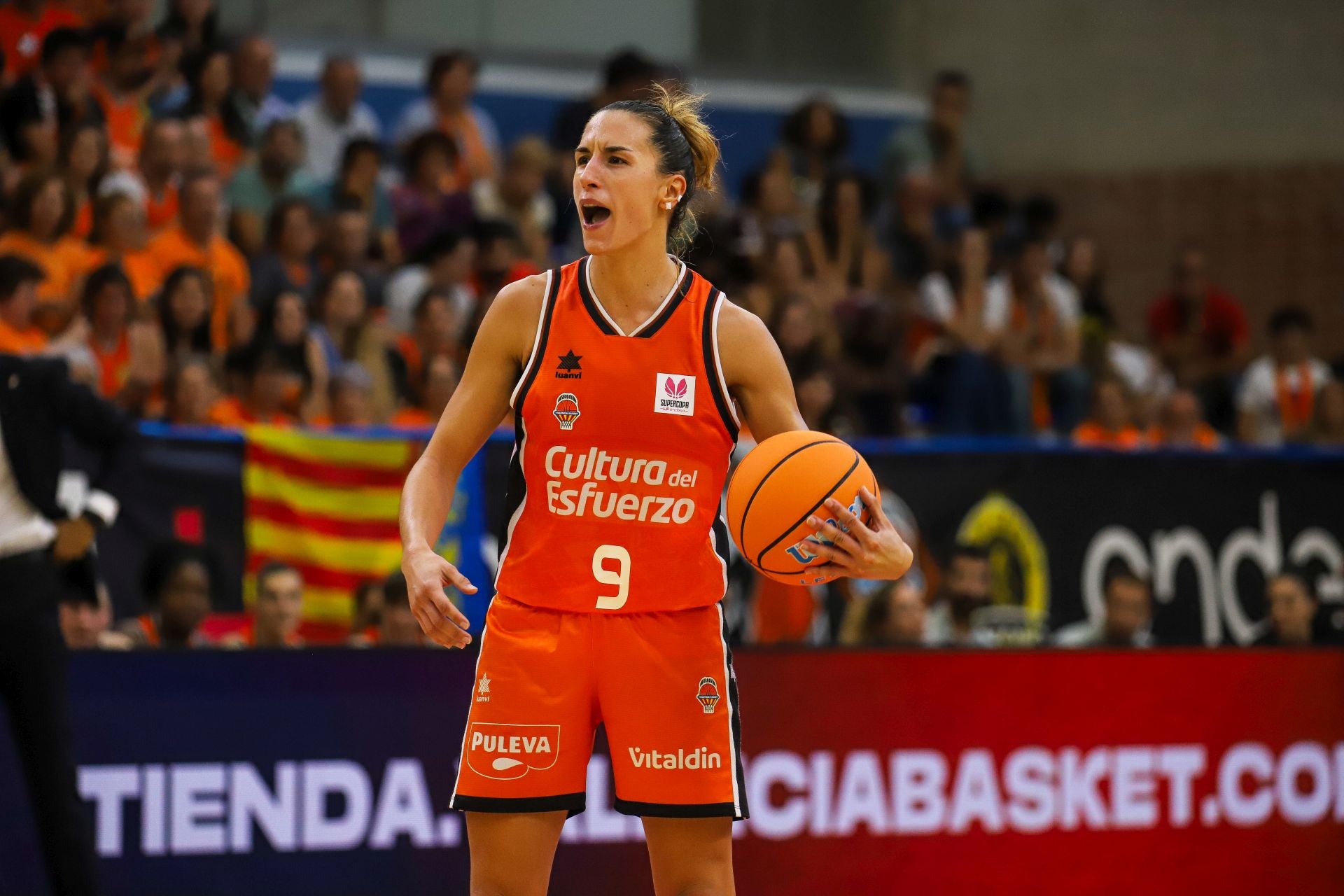 Las imágenes del partido de la Supercopa entre Valencia Basket y Zaragoza