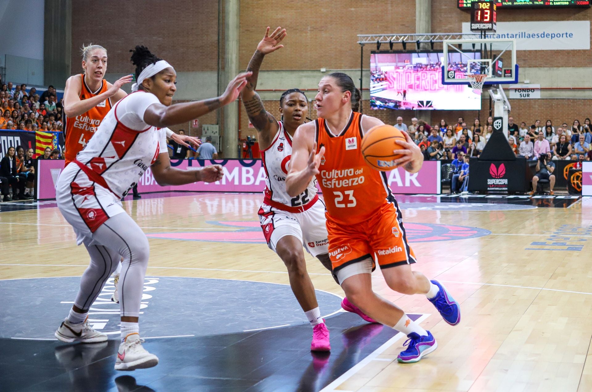 Las imágenes del partido de la Supercopa entre Valencia Basket y Zaragoza