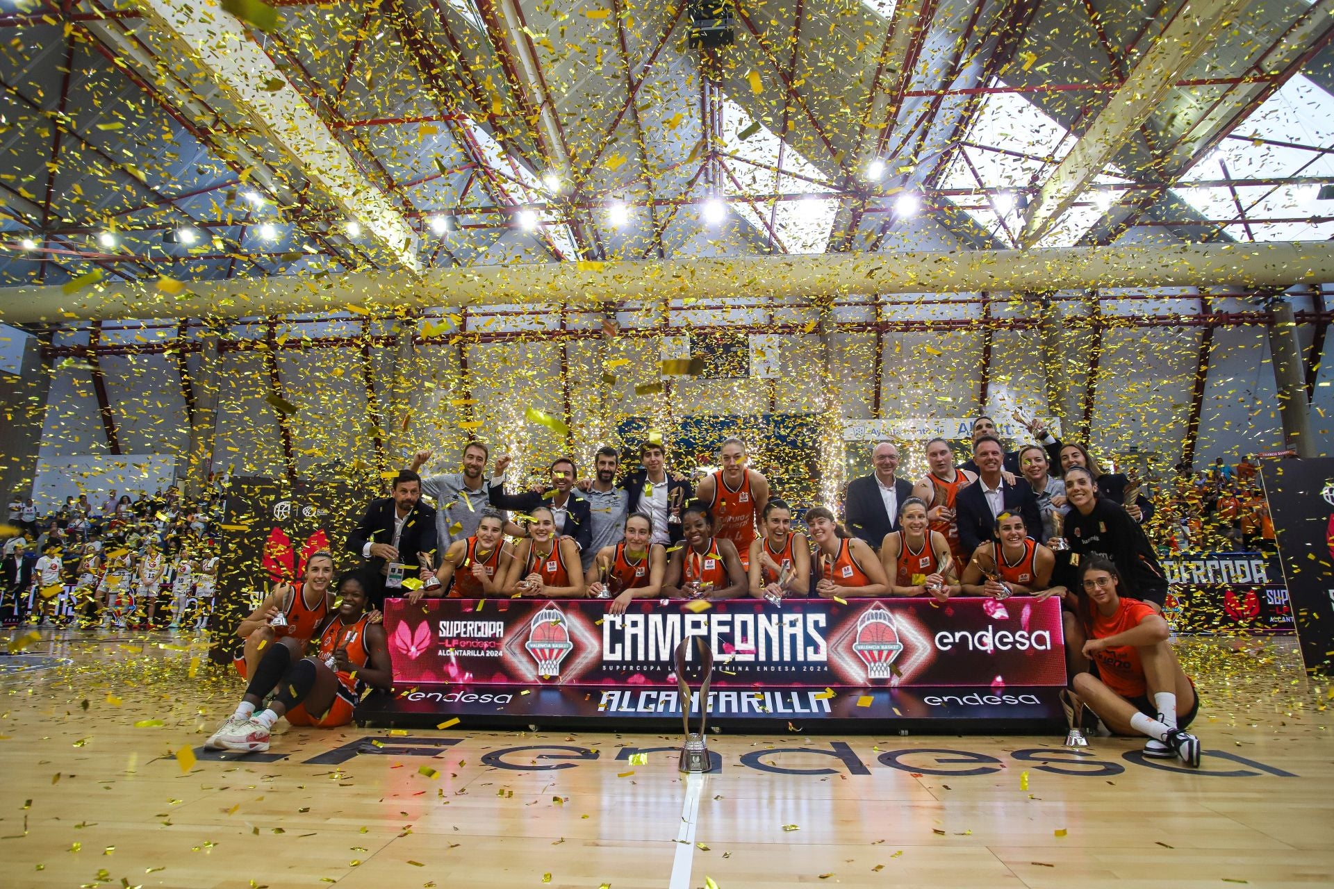 Las imágenes del partido de la Supercopa entre Valencia Basket y Zaragoza