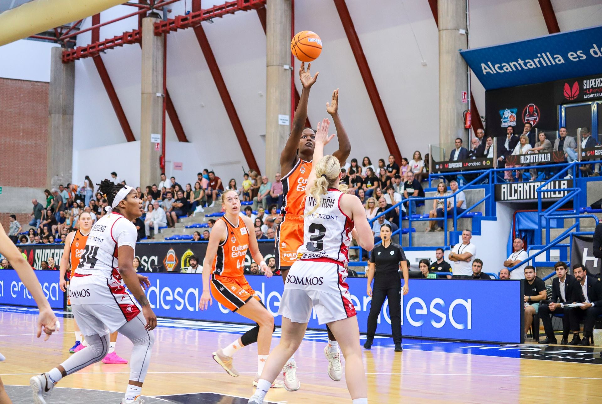 Las imágenes del partido de la Supercopa entre Valencia Basket y Zaragoza